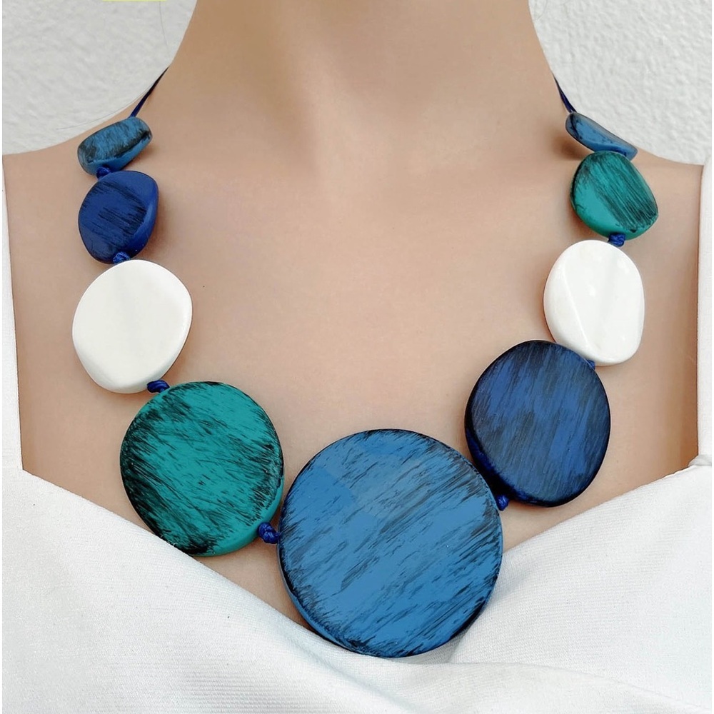 Resin Beaded Short Necklace With Adjustable Cord Chain